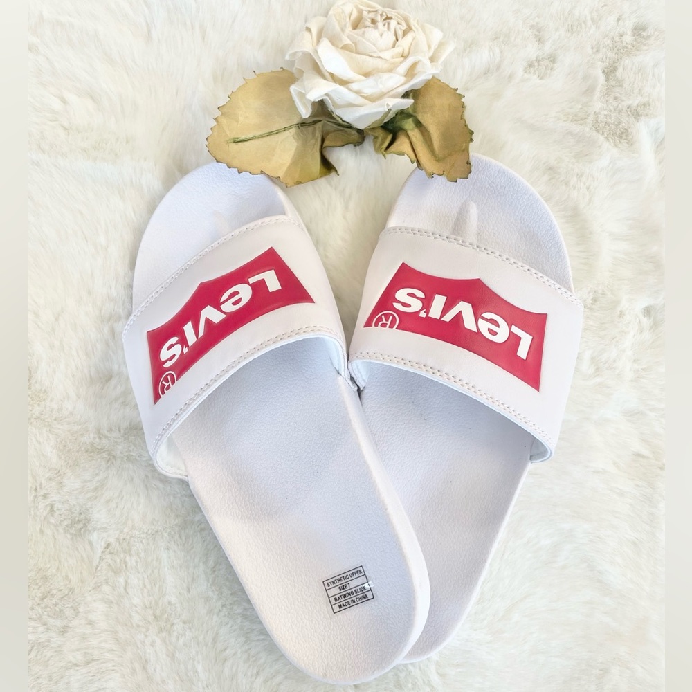 New with tags LEVI’S BATWING SLIDE LOGO SLIDES SHOES White with RED Logo SZ 7